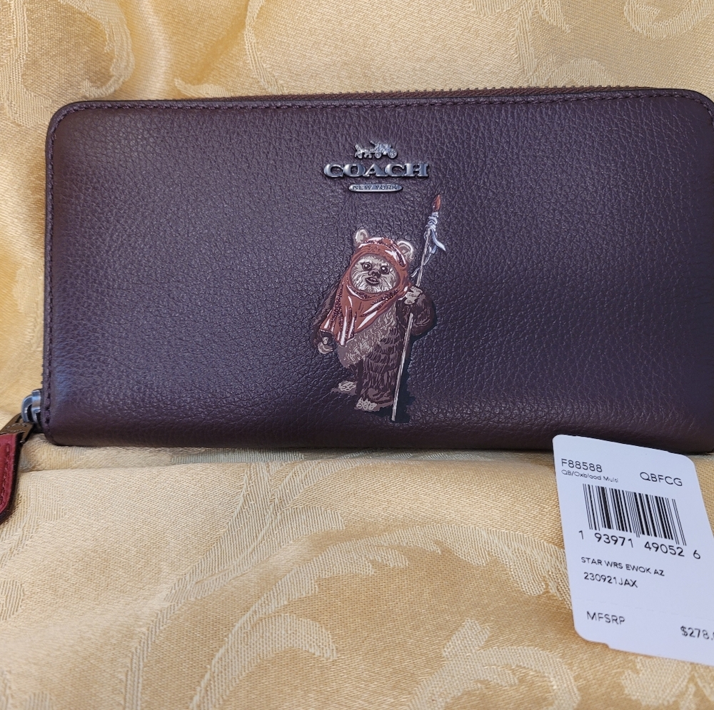 Coach

STAR WARS X ACCORDION ZIP WALLET WITH EWOK